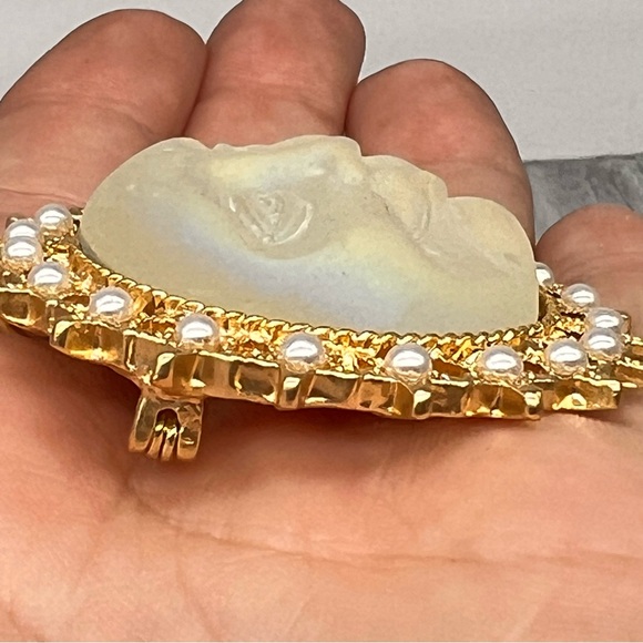 288. Vintage Celestial Luminous Iridescent Glass Face Faux Pearl Brooch Pendant - Picture 7 of 11